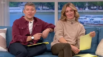 &Sons Sunday Shirt Utility usada por Ben Shephard vista en This Morning el 1 de octubre de 2025