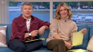 Pantalones de mallas elásticas Joseph Suede Suede usados por Cat Deeley, vistos en This Morning el 1 de octubre de 2025