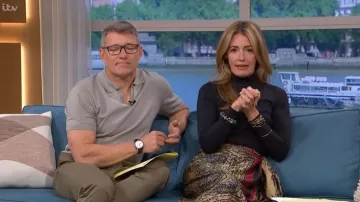 Falda Sarong Zara Paisley llevada por Cat Deeley vista en This Morning el 2 de octubre de 2025