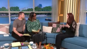 Jupe midi plissée en fausse cuir Black River Island portée par Alison Hammond, telle que vue dans This Morning en octobre 2025
