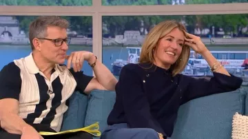 Pull à col montant tricoté de la marine de River Island porté par Cat Deeley, tel que vu dans This Morning en octobre 2025