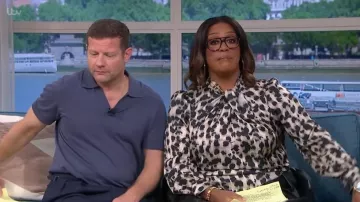 Chemisier à manches longues à motif abstrait à motif tort New Look porté par Alison Hammond, tel que vu dans This Morning en octobre 2025