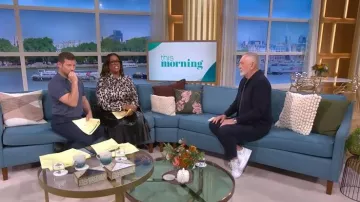 Próximos zapatos negros Forever® Comfort con ojal de punta con ojal de charol usados por Alison Hammond, tal como se ve en This Morning en octubre de 2025