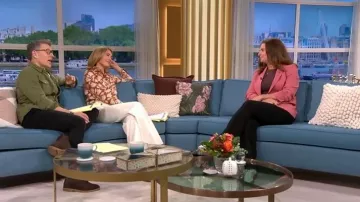 Camiseta de Sezane Ambre llevada por Cat Deeley vista en This Morning en octubre de 2025