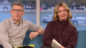 Écharpe en laine Reiss Alexis Écharpe-cravate Pull drapé porté par Cat Deeley tel que vu dans This Morning en octobre 2025