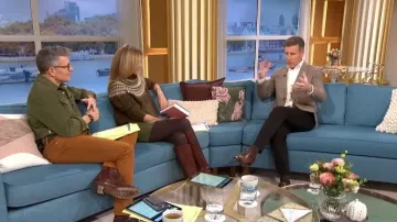 Jupe mini en cuir synthétique M&S Olive portée par Cat Deeley telle que vue dans This Morning en octobre 2025