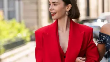 Emily en París T05 Lilly Collins Blazer rojo llevada por Emily Cooper (Lily Collins) tal como se ve en Emily en París (T05)
