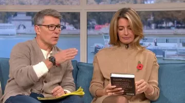 Robe pull ceinture marron River Island portée par Cat Deeley, telle que vue dans This Morning en novembre 2025