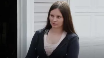 Puma Mid Impact 4Keeps Graphic Bra Pm porté par Julia Trubkina tel que vu dans 90 Day Fiancé : Heureux pour toujours ? (S09E18)