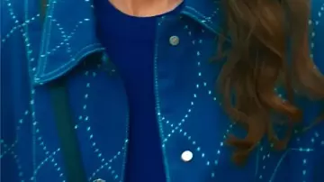 Oh What Fun Felicity Jones Blue Jacket portée par Channing (Felicity Jones) comme on le voit dans Oh. Quoi. Amusement.