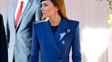 Kate Middleton Blue McQueen Abrigo en Kate elegante con un abrigo azul hecho a medida de Alexander McQueen, al unirse a los Air Cadets para conmemorar su