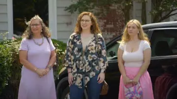 Bolso de remolino con cuentas hecho en India que lleva Baylen Dupree, visto en Baylen Out Loud (S02E09)