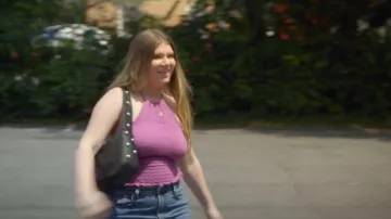 Vieux crop top sans manches bleu marine porté par Bechnir Dupree tel que vu dans Baylen Out Loud (S02E09)