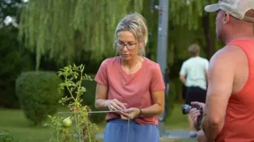 Camiseta de Coco y Kandy Skye Supima que lleva Ally Dupree vista en Baylen Out Loud (S02E09)