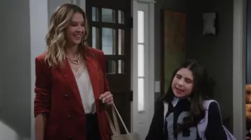 Veston en coton croisé Zadig&Voltaire porté par Eve Drake (Jenna Elfman) tel que vu dans Shifting Gears (S02E07)