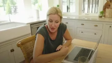 American Eagle Pocket Tee porté par Jenny Marrs tel que vu dans Fixer to Fabulous (S07E01)