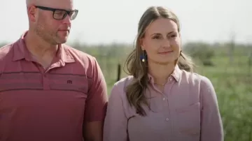 Ancien modèle de chemise à manches longues pour femmes de la Marine porté par Nicole, vu dans Fixer to Fabulous (S07E01)