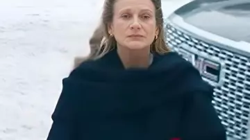 Problèmes de champagne 2025 Veston Astrid Whettnall porté par Brigitte Laurent (Astrid Whettnall) dans Champagne Problems