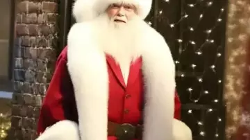 El hombre con la bolsa Arnold Schwarzenegger Abrigo rojo de Papá Noel