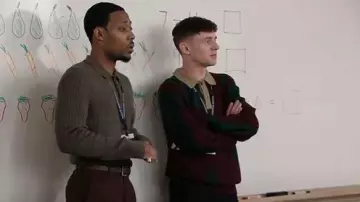 Jersey polo Obey Luca que lleva Jacob Hill (Chris Perfetti) como se ve en Abbott Elementary (S05E07)