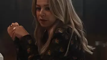 Ripple 2025 Julia Chan Fleuri Shirt porté par Kris (Julia Chan) dans Ripple (S01)