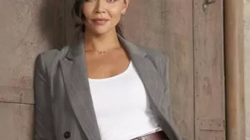 La Promo de la Temporada 8 de la Rookie Blazer gris de Melissa O'Neil llevada por Lucy Chen (Melissa O'Neil) en The Rookie