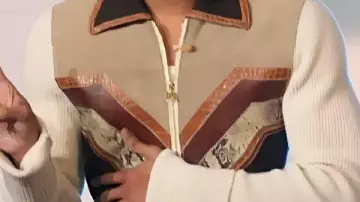 La chaqueta de Tyler James Williams de The Jennifer Hudson Show S4 llevada por Tyler James Williams en Tyler James Williams se disculpa por destruir decorados de cine como actor infantil