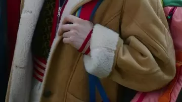 Manteau marron porté par (Grace Moretz) en Ohio. Quoi. Amusement.