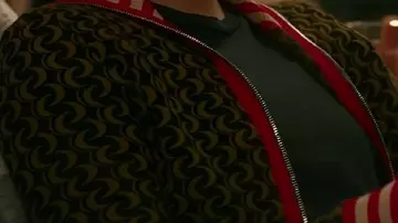 Oh. Quoi. Amusement. Cardigan Grace Moretz porté par Taylor (Grace Moretz) dans Oh. Quoi. Amusement.