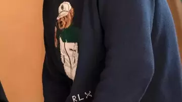 Jersey de oso que lleva Sasha Roklov (Timothy Simons) en Nadie quiere esto