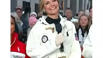 Le manteau blanc à bascule de Savannah Guthrie du Today Show 2025 porté par Savannah Guthrie tel que vu dans Today