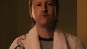 Sa robe de chambre imprimée Florida Man S02 Cups telle que vue dans It’s Florida, Man. (S02)