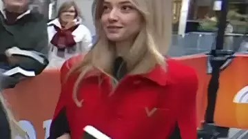 Le manteau rouge cape d’Amanda Seyfried du Today Show 2025 tel que vu dans Today Show