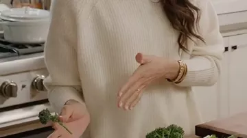 Pull blanc porté par Meghan Markle dans With Love, Meghan : Célébration des fêtes