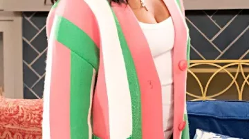 Cardigan rayé arc-en-ciel porté par Tichina Arnold dans The Neighborhood