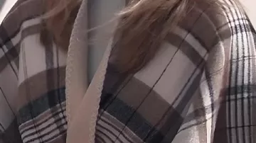 Manteau à carreaux porté par Laura Wright à General Hospital