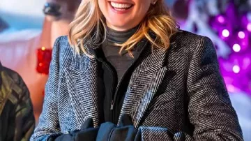 Long Coat porté par Taylor (Alexandra Breckenridge) dans My Secret Santa