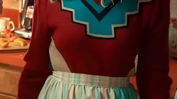 Pull à motif géométrique porté par Karen Wheeler (Cara Buono) dans Stranger Things : Le Droit Visible