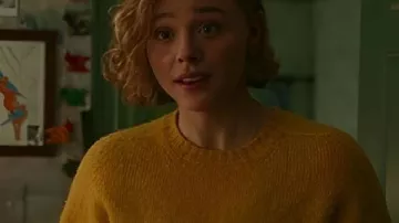 Oh. Quoi. Amusement. 2025 Chloë Grace Moretz Pull jaune porté par Taylor (Chloë Grace Moretz) tel que vu dans Oh. Quoi. Amusement.