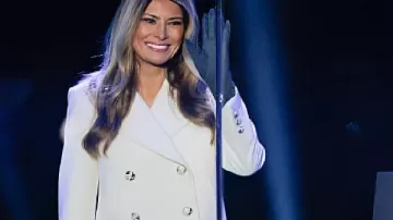 Iluminación nacional del árbol de Navidad de Melania Trump Bata blanca en Trump y Melania asisten al encendido nacional del árbol de Navidad