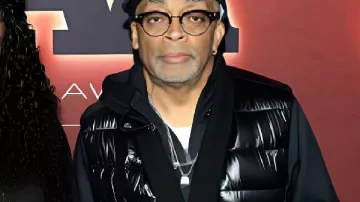 Premios al Logro de Spike Lee Footwear News Sudadera con capucha Black Puffer en 2025 Premios al Logro de Footwear News: Alfombra Roja, Resúmenes y Entrevistas Exclusivas