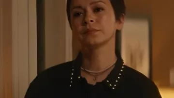 Veste en jean noir Julia Chan 2025 Ripple portée par Kris (Julia Chan) telle que vue dans Ripple (S01)