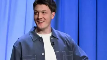 The Tonight Show Protagonizado por Jimmy Fallon S13 Kon Knueppel Jacket Weared by Kon Knueppel en Kon Knueppel invitó a las Charlotte Hornets a una cena familiar en casa | El programa de la noche