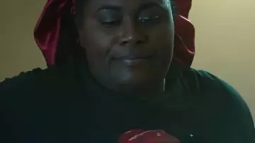 T-shirt noir de Noël de Noël 2025 porté par en Oh. Quoi. Amusement. de Oh. Quoi. Amusement.