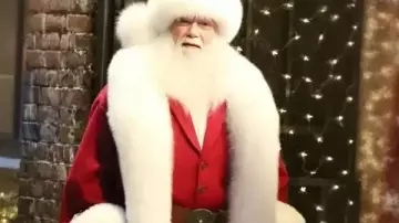 Arnold Schwarzenegger El hombre con la bolsa que lleva Santa (Arnold Schwarzenegger) en El hombre con la bolsa