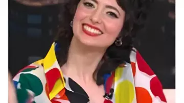 La camiseta de puntos multicolor de Sarah Sherman de The Today Show llevada por Sarah Sherman en Today