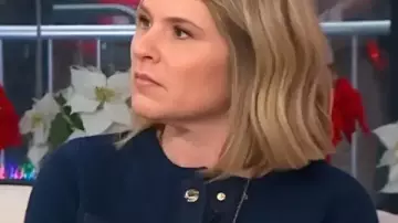 El cardigan azul de Jenna Bush Hager de The Today Show 2025 visto en Today Show en Today