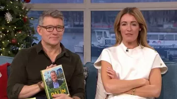 Bouton en laine artisanale River Island Island porté par Cat Deeley, tel que vu dans This Morning en décembre 2025