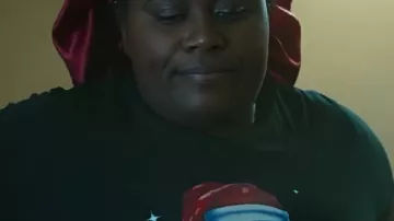 Oh. Quoi. Amusement. T-shirt noir de Noël de Noël porté par Morgan (Danielle Brooks) tel qu’on le voit dans Oh. Quoi. Amusement.