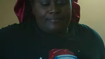 Oh. Quoi. Amusement. T-shirt noir de Noël de Noël porté par Morgan (Danielle Brooks) tel qu’on le voit dans Oh. Quoi. Amusement.